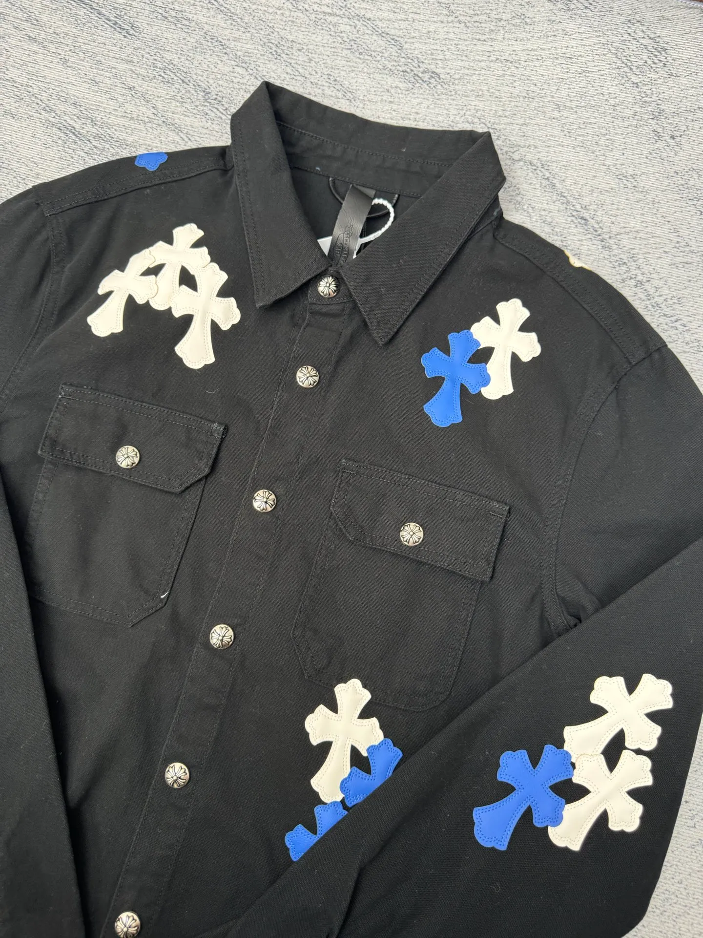 P590 Chrome Heart CH leather workwear denim jacket Size: S/M/L The original version was purchased for HK26,680 and developed for 25 years as a new series. It is made of high-ounce twill denim fabric (the color is exclusive blackish blue, distinguishing it from pure black on the market), and the two-color cross is artificial leather (all individually dyed, with the same texture and no color difference). The stitch length, thread color, and wiring of the car are exactly the same. The inner leather is made of first-layer calfskin, with regular cross stitching, special machine sewing and edge stitching, 925 silver electroplated hardware, and consistent oxidation and distressing effects.